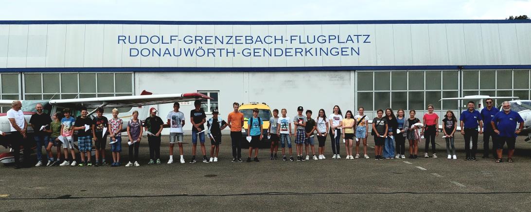 Das Bild zeigt die teilnehmenden Kinder des Ferienprogramms am Flugplatz Genderkingen.