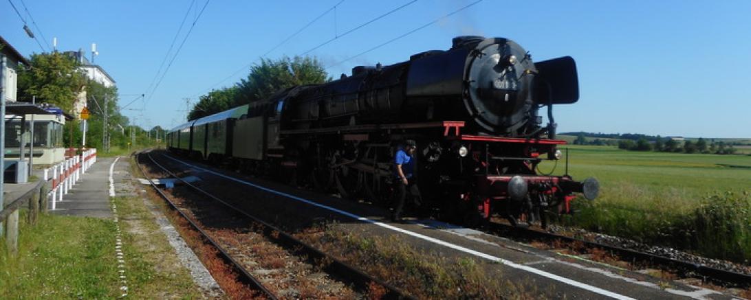 DAs Bild zeigt einen Zug.