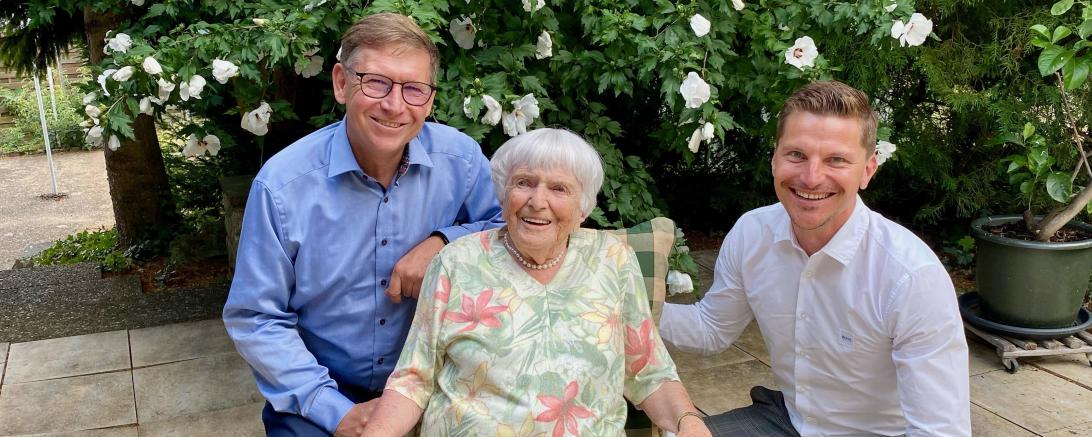 Das Bild zeigt Landrat Stefan Rößle (links), Frieda Stöhr und Nördlingens OB David Wittner. 