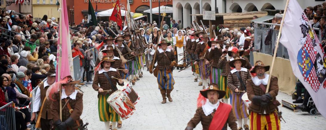 Das Bild zeigt einen Umzug vom letzten Stadtmauerfest in Nördlingen.