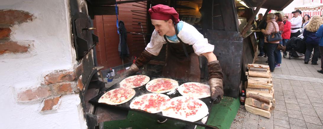 Zubereitung von Flammkuchen - Bild von 2019