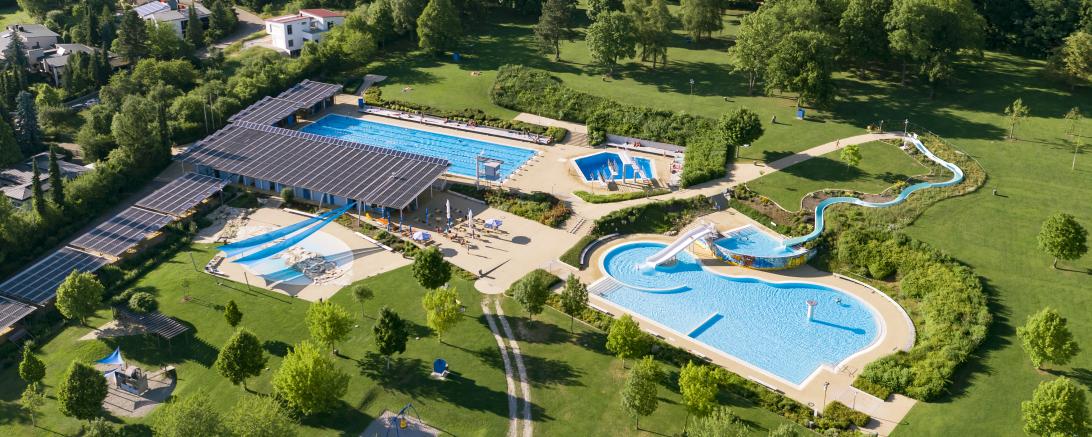 Das Bild zeigt eine Luftaufnahme vom Freibad im Nördlingen.