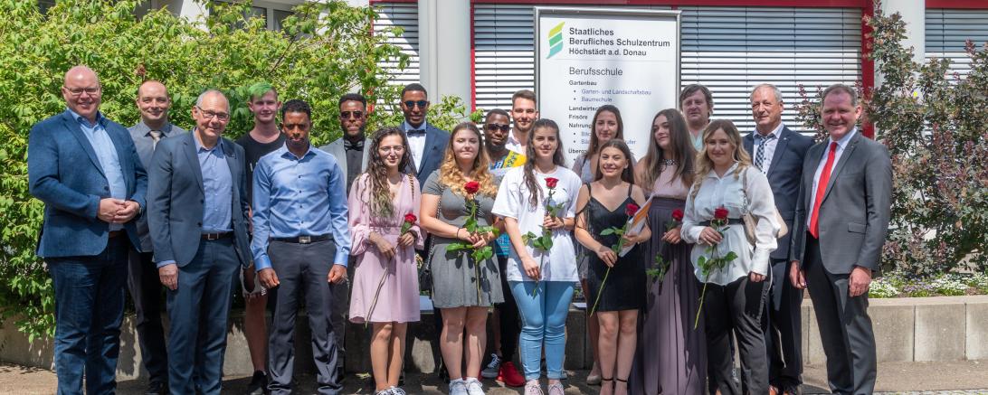 Das Bild zeigt die freigesprochenen Bäcker und Bäckereifachverkäuferinnen der Bäckerinnung Nordschwaben samt ihrer Mitschüler der Günzburger Innung und den Ehrengästen. Von rechts stellvertretender Kreishandwerksmeister Joachim Sigg und Obermeister Rupert Diethei.