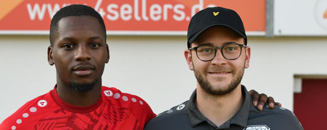 Das Bild zeigt Kevin Nsimba (links) neben Abteilunsleiter Michael Haid.