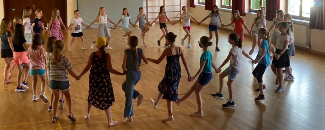 Das Bild zeigt die historische Kindertanzgruppe der Volkshochschule bei der Probe im „Goldbachsaal“ in Baldingen.