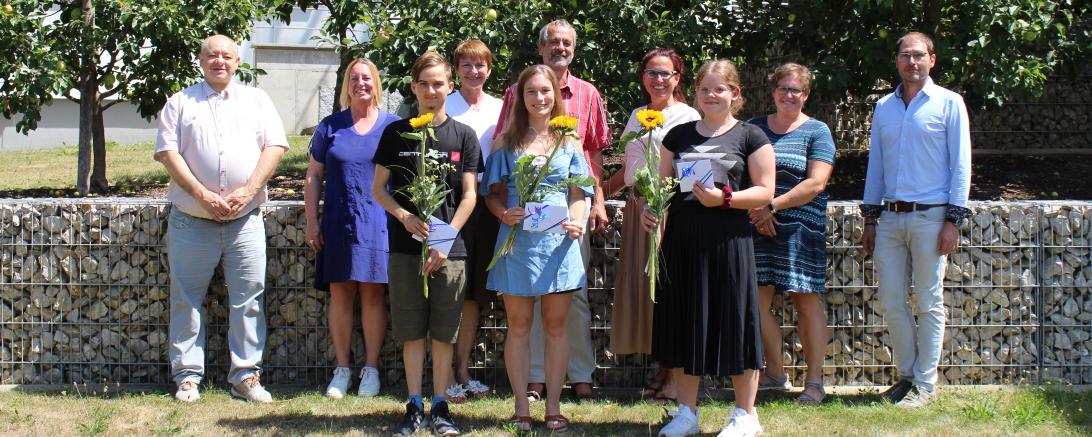 Abgebildet: Vorne, von links nach rechts: David Lechner, Jana Lechner, Vanessa Schneck Hinten, von links nach rechts: Martin Schröppel, Heike Kowalewski, Silvana Rauwolf, Helmut Weiß, Angelika Kohnle, Anne-Kristin Ahne (Anleitungen), Hubert Dumberger (stv. Geschäftsführung).