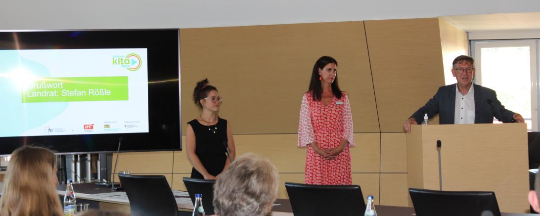 Das Bild zeigt  v.l.n.r.: Digitalcoachin Christine Friedel, Beauftragte für Digitalisierung Elisabeth Kotter, Landrat Stefan Rößle.