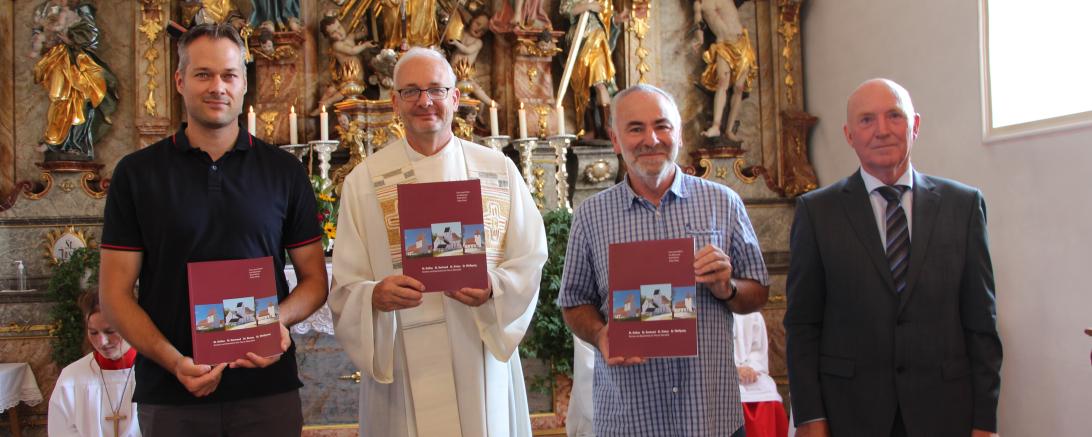 Die Pfarrei Übersfeld hat endlich eine Chronik. Die Autoren Dr. Tobias Weigl (li) und Dr. Franz Josef Merkl (2.v.li), Pfarrer Wolfgang Rauch (Mitte) und Kirchenpfleger Rudolf Stöckel freuen sich über das Ergebnis.
