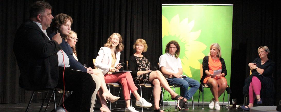 Das Bild zeigt v.l.n.r.: Dr. Frank Rehli, Felix Meixner, Oliwia Drela, Eva Lettenbauer, Birgit Mauermayer, Gertrud Nigg-Klee, Patricia Laube im IBL Lutzingen.