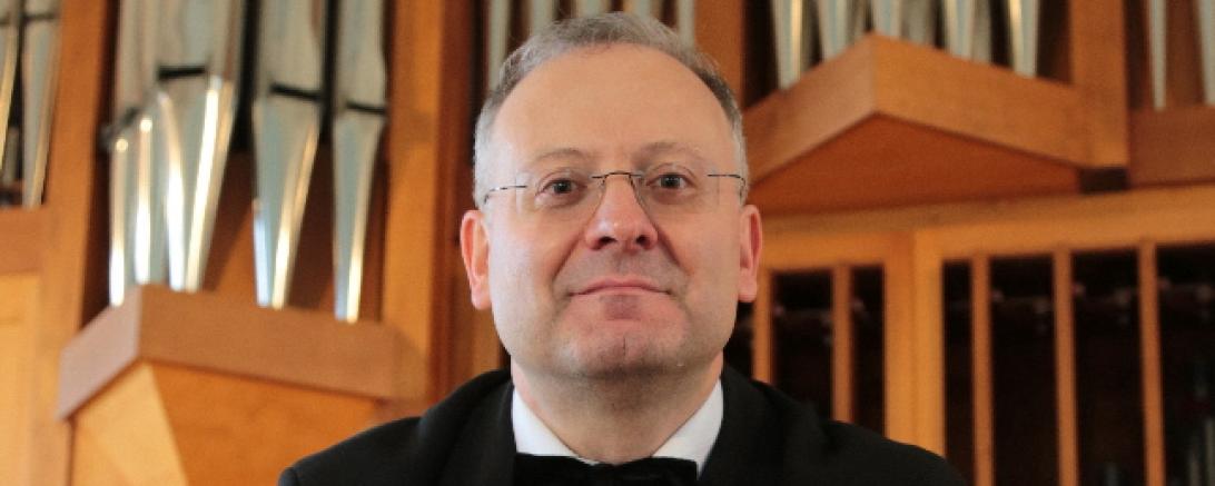 Das Bild zeigt den Organisten Andreas Käßmeyer.