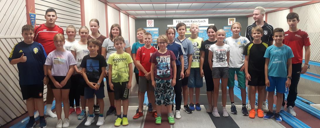 Das Bild zeigt die teilnehmenden Kinder des Ferienprogramms der Abteilung Kegeln des TSV Rain.