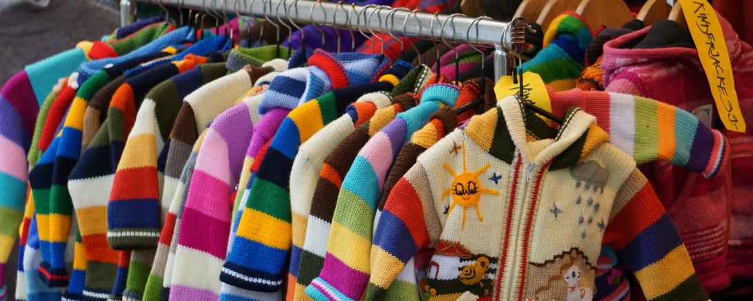 Das Bild zeigt Kinderkleidung.