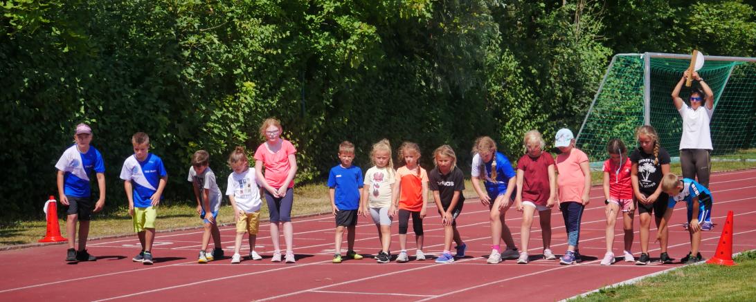 Das Bild zeigt den Start zum 800m-Lauf.