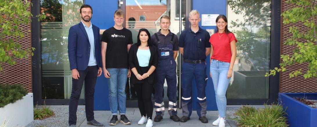 Standort Oberndorf (v.l.n.r.): Werkleiter Michael Maurer mit Dominik Schwertberger, Eileen Hasek, Tim Bösele, Marek Tur und Ausbildungsreferentin Bernadette Schilberz.
