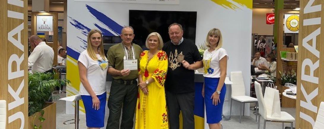 Das Bild zeigt neben Michael Sailer und den Beauftragten der Heimatverteidigung der Stadt Novograd Volinsky Herrn Alexander Yushchenko die Leiterin des Ukrainischen Pavillons der Biofach Maria Lihotska und zwei Dolmetscherinnen.
