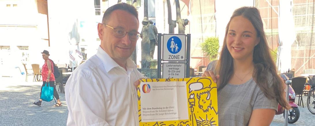 Das Bild zeigt Ulrich Lange und Sarah Jung. 