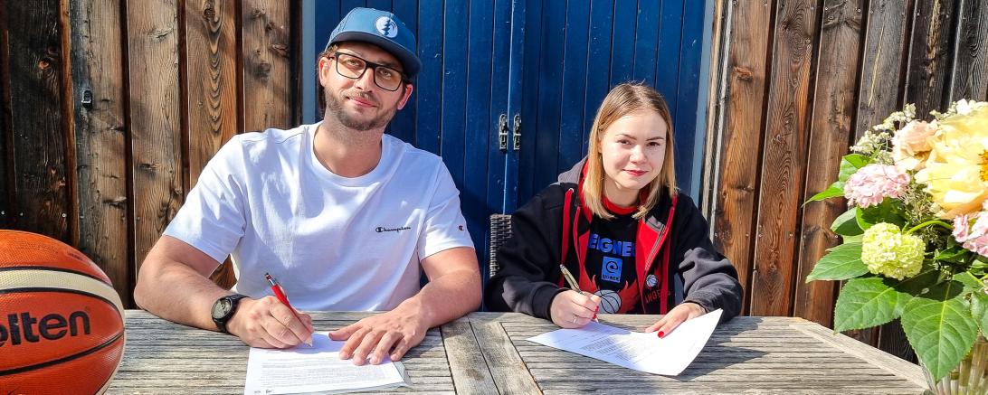Das Bild zeigt den Sportlichen Leiter der Eigner Angels Martin Fürleger mit Olena Vasylenko.
