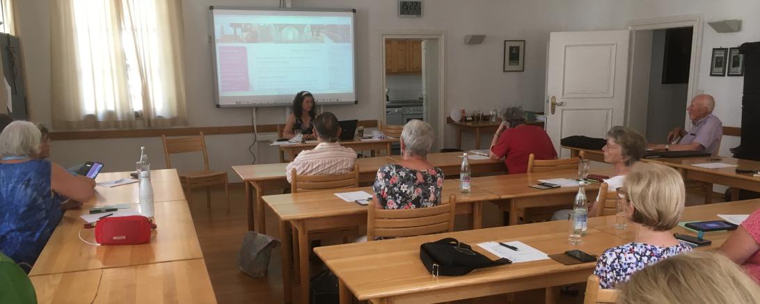 Digital ausgestattet besuchen einige Senior*innen dein Einsteiger-Nachmittag "Online im Alter"