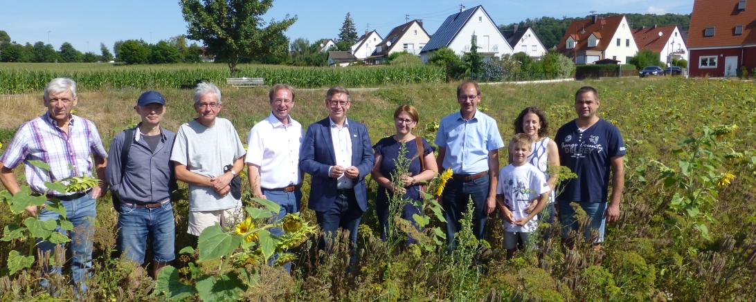 Das Bild zeigt (von links) Landwirt Heinz Lutz, Nördlingen, Blühflächenpate Helmut Schneele und Richard Hroß, MdL Wolfgang Fackler, Landrat Stefan Rößle, Kreisbäuerin Nicole Binger, Kreisobmann Karlheinz Götz, Familie Wiedenmann mit Julian, Birgit und Stefan.