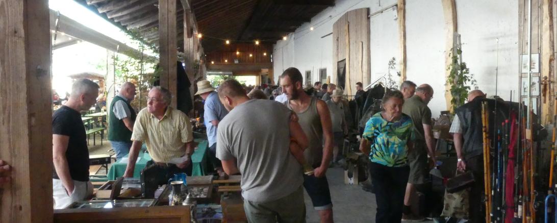 Besucher des Jägertages in der Bädleschwaige