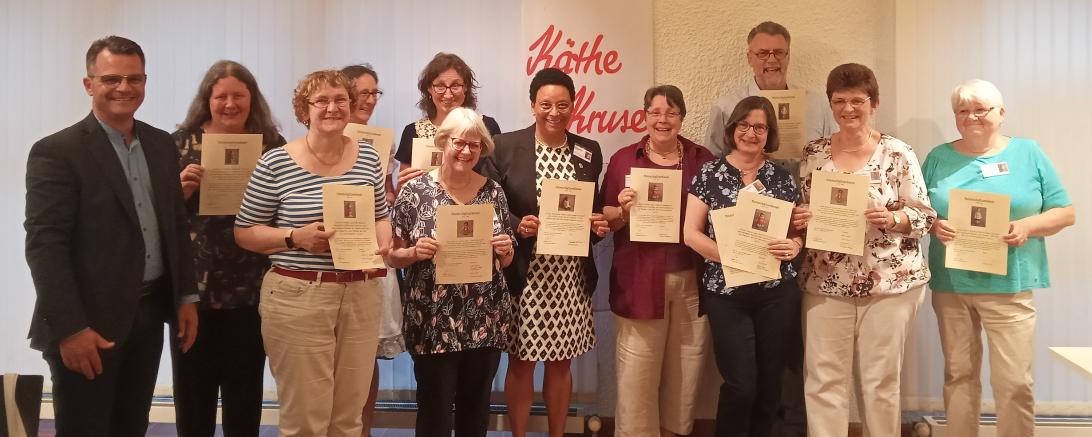 Das Bild zeigt Oberbürgermeister Jürgen Sorré, Margareta Gulich, Susanne Marder, Patricia Opitz, Ursula Boers, Stefanie Paul-Krabbe, Dorothea Böhm, Birgit Feyrer, Andrea Spangardt, Museumsleiter Thomas Heitele, Michaela Mange, Doris Helwig.