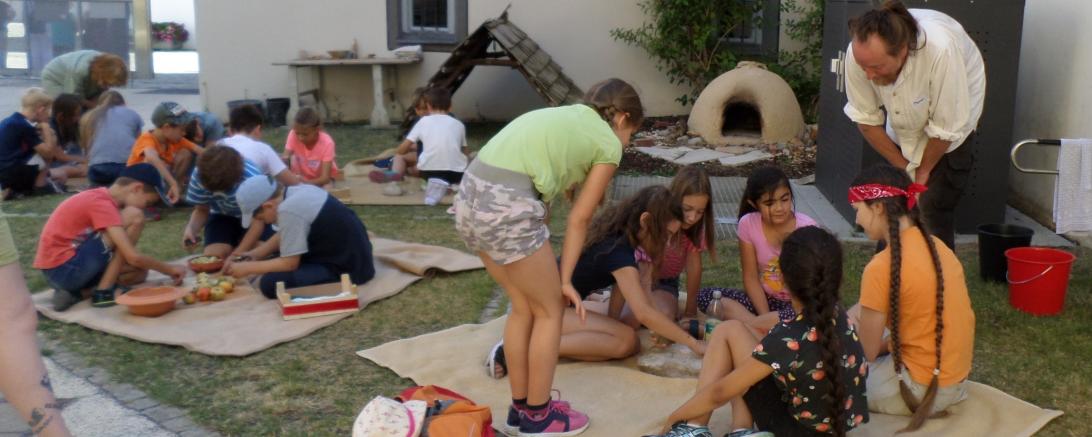 15 Mädchen und Buben konnten im Stadtmuseum in das Leben der Steinzeit eintauchen.