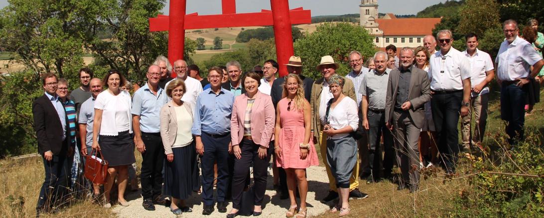 Das Bild zeigt (v.l.n.r) in der vorderen Reihe: Stabsstellenleiter Klemens Heininger, Bürgermeisterin Karin Bergdolt, den stellvertretenden Landrat Erwin Seiler, stellvertretende Landrätin Ursula Kneißl Eder, Landrat Stefan Rößle, stellvertretende Landrätin Claudia Marb, Konversionsmanagerin Barbara Wunder und (zweite Reihe) Kurator Prof. Wolfgang Mussgnug mit zahlreichenKünstlerinnen und Künstlern, Bürgermeisterinnen und Bürgermeistern, Kreisrätinnen und Kreisräten sowie den Sponsoren des Projektes Kunst W