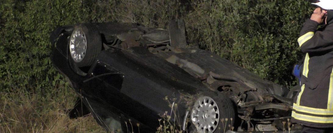 DAs Bild zeigt das auf dem Dach liegende Auto.