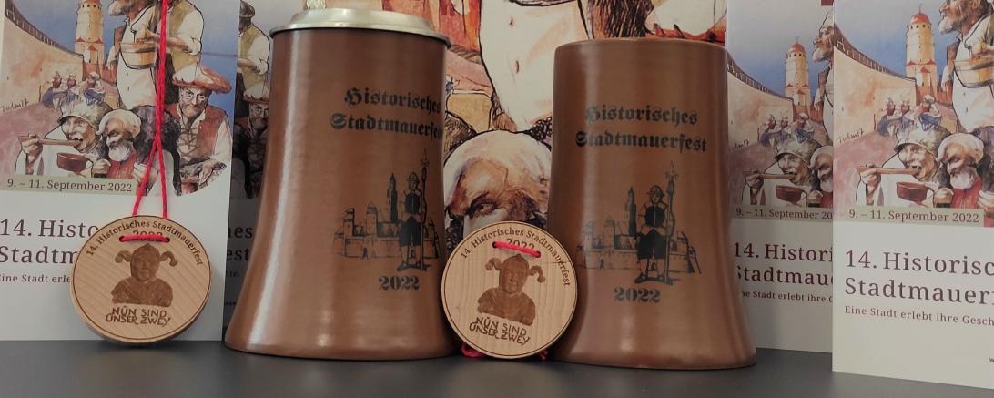 Das Bild zeigt die Festkrüge zum Stadtmauerfest 2022. 