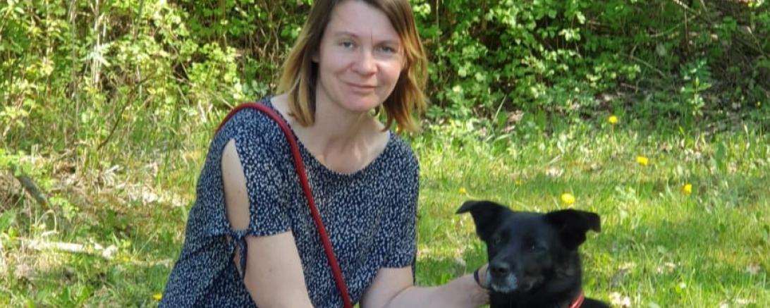 Sonja Gerstmayr vom Bezirkskrankenhaus (BKH) Donauwörth und ihre fünfjährige Mischlingshündin „Smiley“.