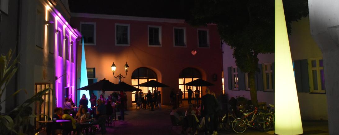 Das Bild zeigt die Sonnenstraße beim letzten Sonnenstraßenfest am Abend.