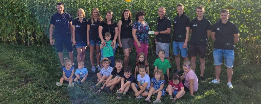 Auf dem Bild ein Teil des ORGA-Teams und Vertreter des Elternbeirats.