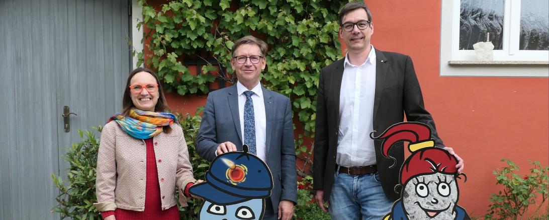 Das Bild zeigt v. l. n. r.: Heike Burkhardt (Geschäftsführerin Geopark Ries e. V.), Landrat Stefan Rößle (1. Vorsitzender Geopark Ries e. V.), Christian Düll (ehem. Präsident Rotary Club Nördlingen).