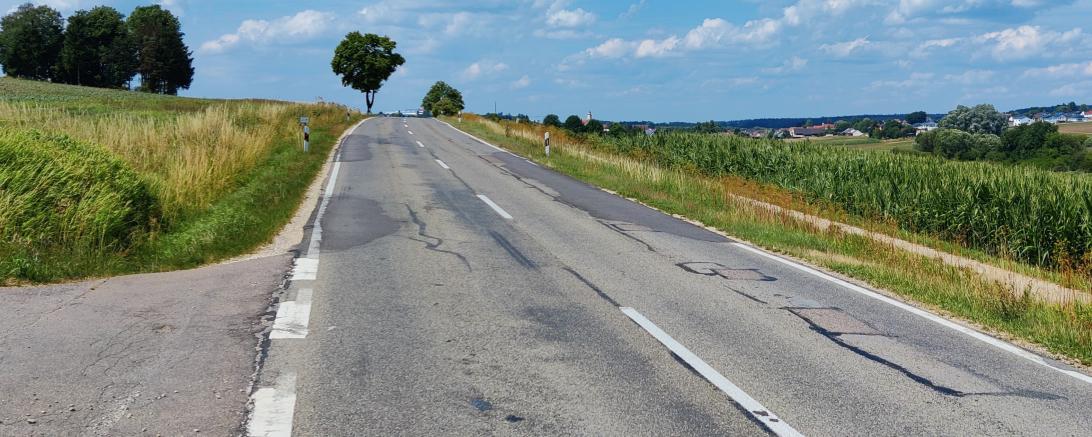 Das Bild zeigt die Staatsstraße 2214.