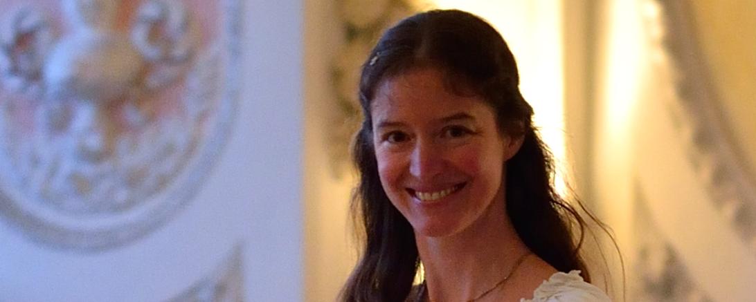 Das Bild zeigt Julia Galic, welche am 01.09.2022 zusammen mit Sebastian Bohren und Erik Borgir das Publikum des Violinfestivals begeistern wird.