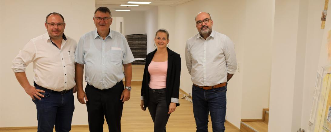 Im Bild (von links): Simon Srownal, Büroleiter und Referent des Oberbürgermeisters; Josef Reichensberger, 1. Bürgermeister; Helge Vogel, Assistentin des Stadtbaumeisters, die den Umzug maßgeblich mit koordinierte; Ralf Allmannsberger, Leiter Sachgebiet Tiefbau, in Vertretung des Stadtbaumeisters.