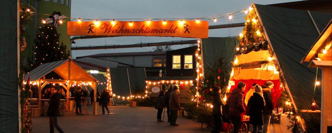 Das Bild zeigt den Stark-Weihnachtsmarkt in Auhausen.