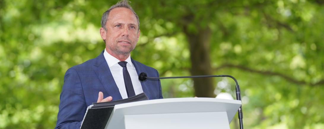 Das Bild zeigt den bayerischen Staatsminister für Umwelt und Verbraucherschutz Thorsten Glauber.