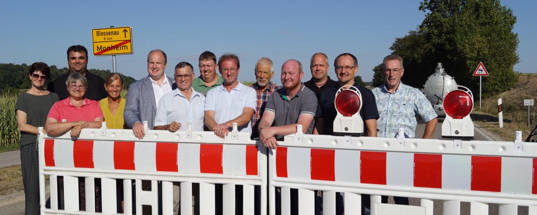 Monheims Bürgermeister Günther Pfefferer (6. von links) und MdL Wolfgang Fackler (8. von links) trafen sich an der Sperrung der Staatsstraße 2214 am Ortsende von Monheim in Richtung Warching mit Vertretern des Monheimer Stadtrats zu einem Erörterungstermin.