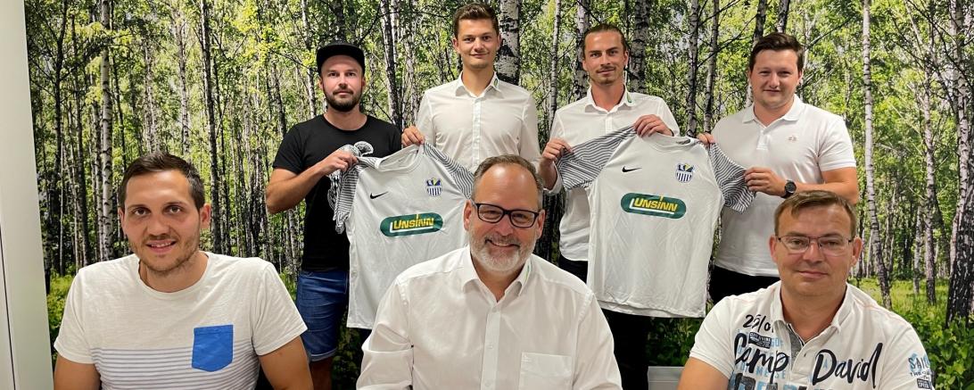 Das Foto zeigt bei der Vertragsunterzeichnung (vorne, von links): Florian Heckl (1. Vorstand SV Holzheim), Gunnar Bregler, Geschäftsführer der Unsinn Fahrzeugtechnik, Dietmar Schmid (Vorstand Verwaltung/Öffentlichkeitsarbeit SV Münster) sowie (hinten, von links): Andreas Wünsch, 2. Vorstand SV Holzheim, die beiden Co-Trainer der Spielgemeinschaft, Michael Krabler (SV Münster) und Julian Mayr (SV Holzheim) sowie Jonas Wiest,  Fußball-Abteilungsleiter des SV Münster.