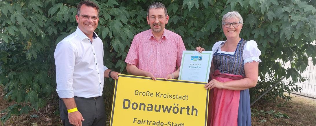 Das Bild zeigt von links nach rechts Oberbürgermeister Jürgen Sorré, Klaus Probst (stellvertretender Vorsitzender der Steuerungsgruppe Fairtrade in Donauwörth), Christiane Kickum (Leiterin Stadtmarketing, Stadt Donauwörth)