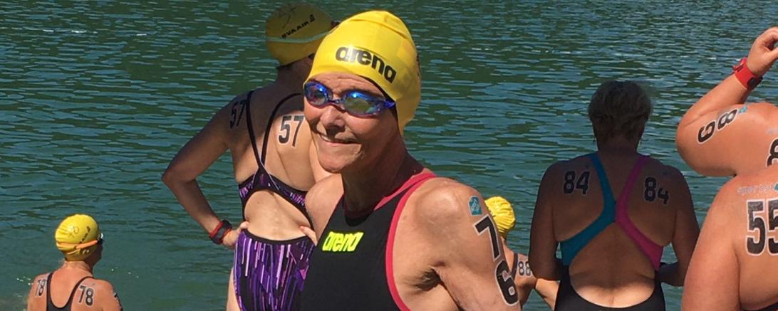 Das Bild zeigt Claudia Koch in der Vorbereitungsphase vor dem Start am Hechtsee. 