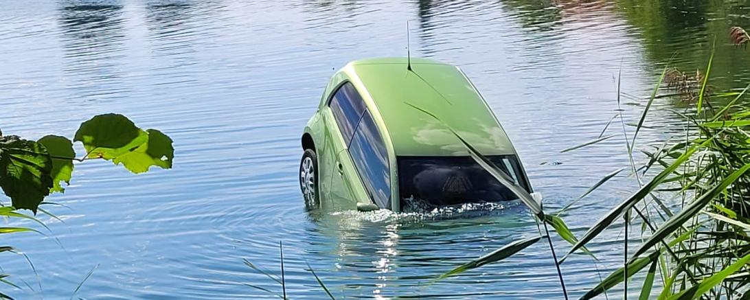 Das Bild zeigt ein Auto im Riedlinger Baggersee.