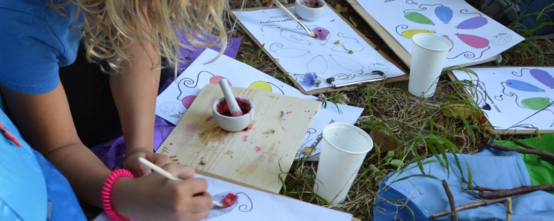 Die Teilnehmenden des Ferienprogramms beim Malen.