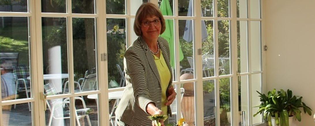 Das Bild zeigt Mechtihild Laforet mit Klangschalen beim Wohlfühlfrühstück.