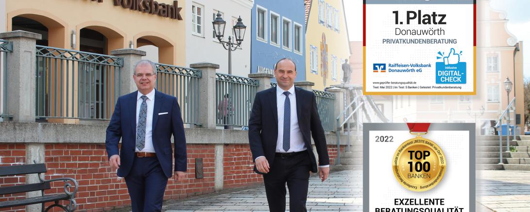 Das Bild zeigt Vorstandssprecher Michael Kruck (li.) und Vorstand Alexander Lehmann vor der Raiffeisen Bank in Donauwörth.
