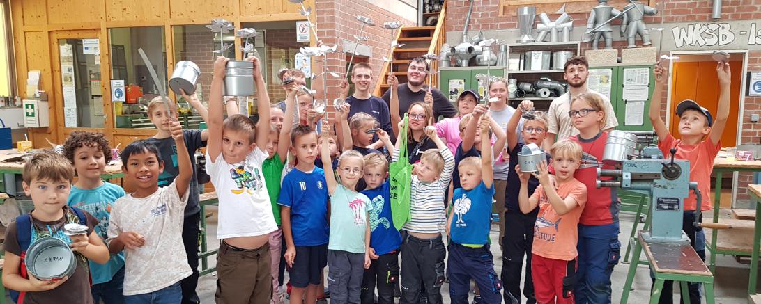 Das Bild zeigt die Teilnehmenden des Ferienprogrammes der Bauinnung Nordschwaben.