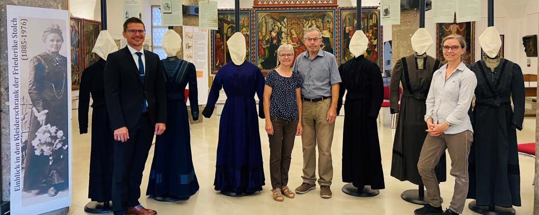 Das Bild zeigt v.l. Oberbürgermeister David Wittner, Familie Gerstmeyr, Leiterin Stadtmuseum Andrea Kugler