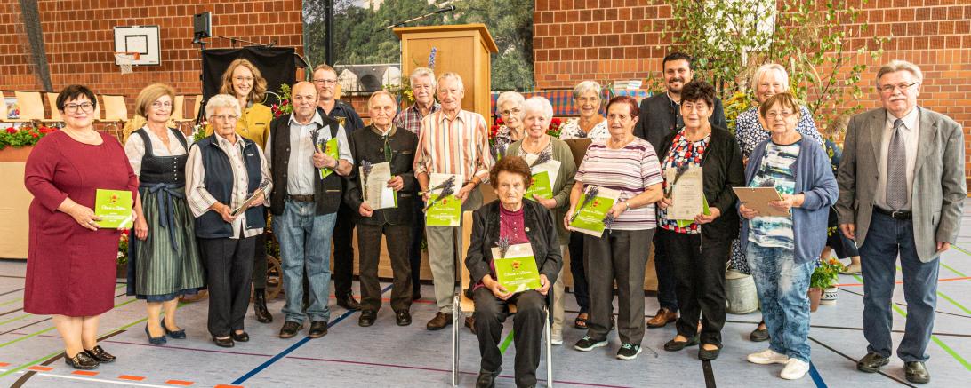 Alle Jubilare mit 25- und 40-jähriger Mitgliedschaft (siehe Bericht), eingerahmt v.l. von Karola Schwab, Ursula Kneißl-Eder, Eva Lettenbauer und auf der rechten Seite Bürgermeister Christoph Schmidt, Ehrenvorsitzende Erna Gnad und 1. Vorsitzender Konrad Wiedemann.  