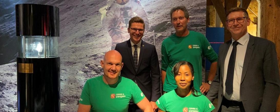 NASA-Astronautin Stephanie Wilson und ESA-Astronaut Dr. Alexander Gerst haben sich in das Goldene Buch der Stadt Nördlingen eingetragen.